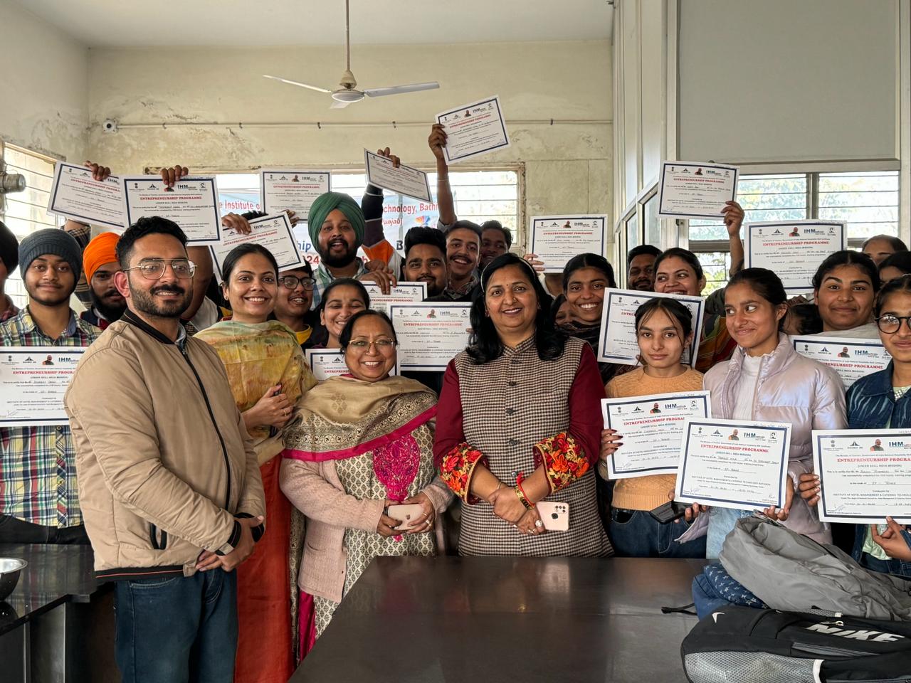 ਬਿਊਰੋ ਵੱਲੋਂ ਆਈ.ਐਚ.ਐਮ. ਦੇ ਸਹਿਯੋਗ ਨਾਲ ਉੱਦਮੀ ਪ੍ਰੋਗਰਾਮ ਤਹਿਤ ਸਫਲ ਪ੍ਰਾਰਥੀਆਂ ਨੂੰ ਸਰਟੀਫਿਕੇਟ ਕੀਤੇ ਗਏ ਪ੍ਰਦਾਨ