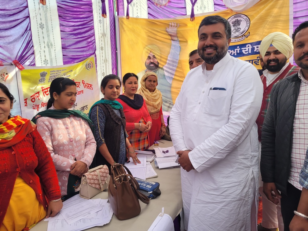 ਵਿਧਾਇਕ ਜਗਦੀਪ ਕੰਬੋਜ ਗੋਲਡੀ ਨੇ ਲੋਕ ਸੁਵਿਧਾ ਕੈਂਪਾਂ ਵਿੱਚ ਪਹੁੰਚ ਕੇ ਸੁਣੀਆਂ ਲੋਕਾਂ ਦੀਆਂ ਮੁਸ਼ਕਲਾਂ