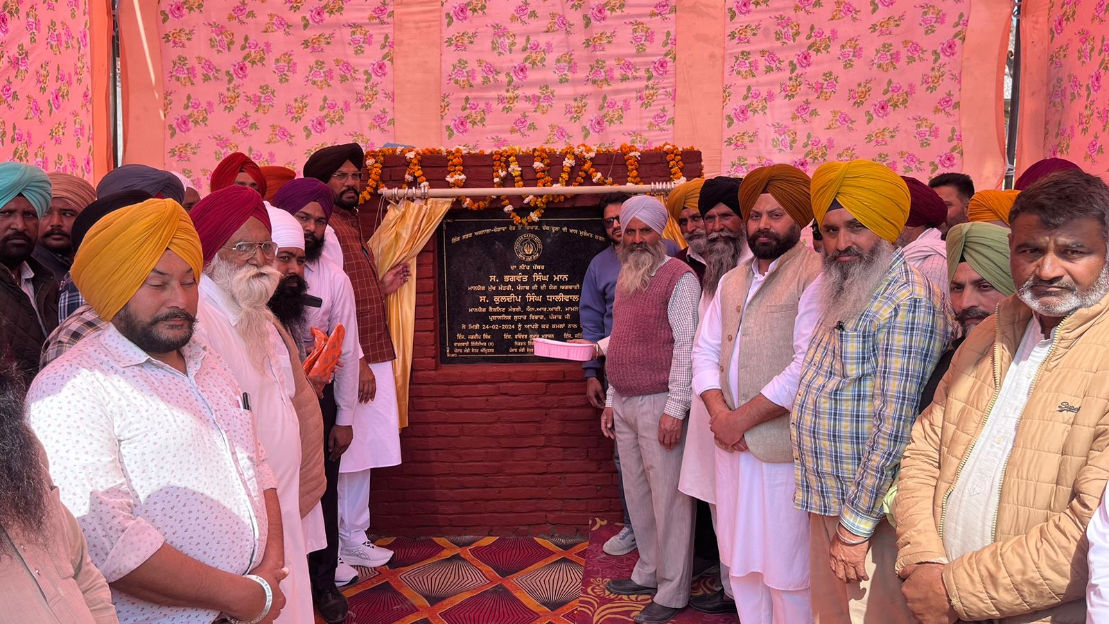 ਕੈਬਨਿਟ ਮੰਤਰੀ ਧਾਲੀਵਾਲ ਨੇ ਅਜਨਾਲਾ ਹਲਕੇ ਵਿੱਚ ਦੋ ਲਿੰਕ ਸੜ੍ਹਕਾਂ ਦੇ ਰੱਖੇ ਨੀਂਹ ਪੱਥਰ