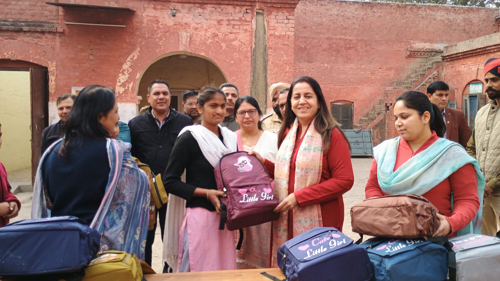 ਡਿਪਟੀ ਕਮਿਸ਼ਨਰ ਨੇ ਬਾਰਵੀਂ ਜਮਾਤ ਦੀਆਂ ਵਿਦਿਆਰਥਣਾਂ ਨੂੰ 42 ਬਿਊਟੀ ਐਂਡ ਵੈਲਨੈੱਸ ਤੇ ਅਪੈਰਲ ਕਿੱਟਸ ਵੰਡੀਆਂ