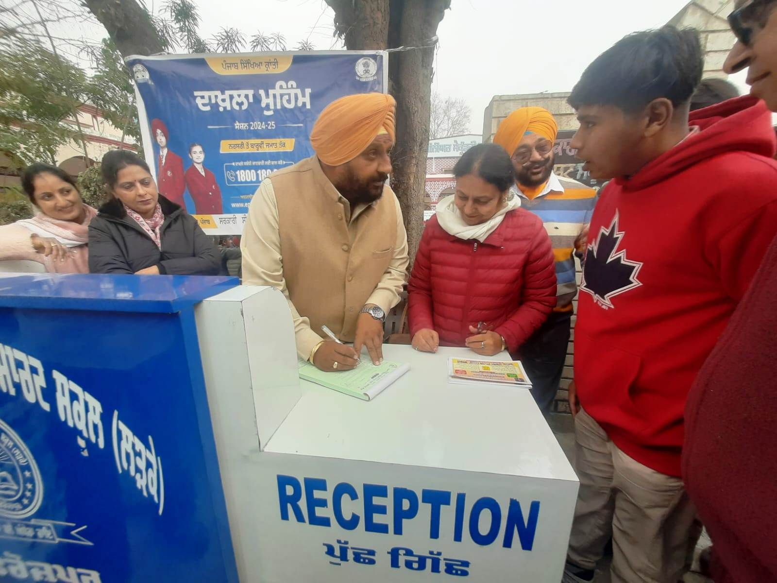 ਦਾਖਲਾ ਮੁਹਿੰਮ ਜਾਗਰੂਕਤਾ ਵੈਨ ਨੂੰ ਹਰੀ ਝੰਡੀ ਦੇ ਕੇ ਕੀਤਾ ਰਵਾਨਾ