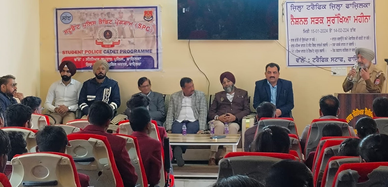 ਬੱਚਿਆਂ ਨੂੰ ਟਰੈਫਿਕ ਨਿਯਮਾਂ ਅਤੇ ਨਸ਼ਿਆਂ ਤੋਂ ਦੂਰ ਰਹਿਣ ਸਬੰਧੀ ਕੀਤਾ ਜਾਗਰੂਕ