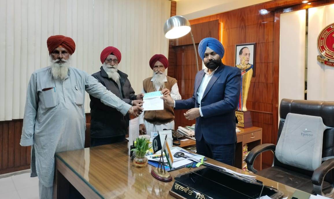 ਡਿਪਟੀ ਕਮਿਸ਼ਨਰ ਵੱਲੋਂ ਫ੍ਰੀਡਮ ਫਾਈਟਰ ਭਵਨ ਮੋਗਾ ਦੇ ਨਵਨਿਰਮਾਨ ਤੇ ਰੱਖ-ਰਖਾਵ ਲਈ 2 ਰੁਪਏ ਦਾ ਚੈੱਕ ਭੇਂਟ