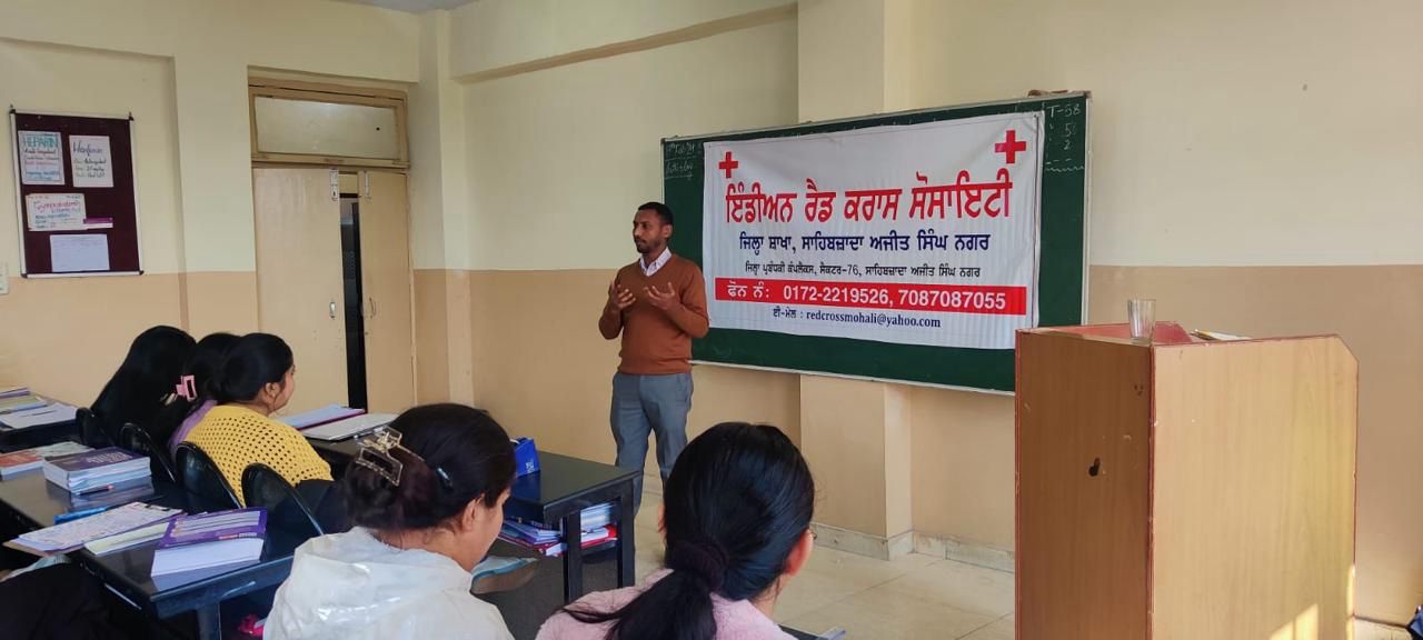 ਰੈਡ ਕਰਾਸ ਵਲੋਂ ਨਰਸਿੰਗ ਕਾਲਜ ਦੇ ਵਿਦਿਆਰਥੀਆਂ ਨੂੰ ਫਸਟ ਏਡ ਦੀ ਟ੍ਰੇਨਿੰਗ ਦਿੱਤੀ ਗਈ