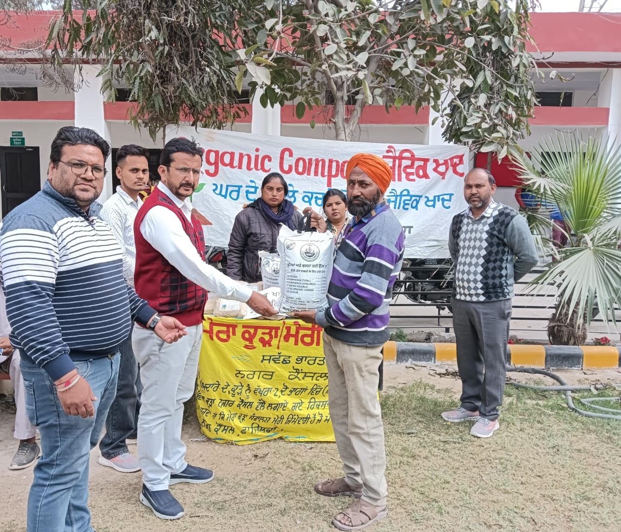 ਲੋਕਾ ਨੂੰ ਸਬਜੀ, ਫਰੂਟ ਦੇ ਛਿਲਕਿਆ ਅਤੇ ਚਾਹ ਪੱਤੀ ਆਦਿ ਤੋਂ ਖਾਦ ਤਿਆਰ ਕਰਨ ਬਾਰੇ ਕੀਤਾ ਪ੍ਰੇਰਿਤ