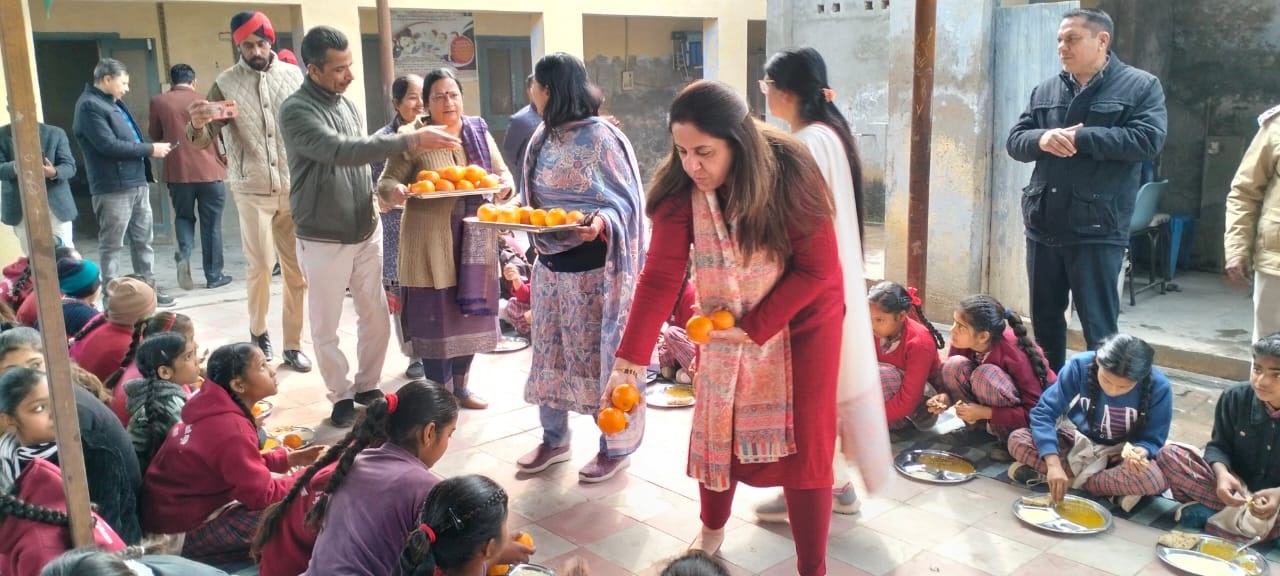 ਮਿਡ ਡੇ ਮੀਲ ਵਿੱਚ ਕਿੰਨੂ ਵੰਡਣ ਦੀ ਹੋਈ ਸ਼ੁਰੂਆਤ, ਡਿਪਟੀ ਕਮਿਸ਼ਨਰ ਨੇ ਖੁਦ ਬੱਚਿਆਂ ਨੂੰ ਵੰਡੇ ਕਿਨੂੰ