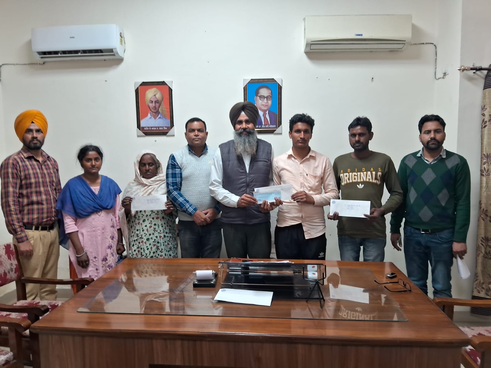 ਚੇਅਰਮੈਨ ਮਾਰਕੀਟ ਕਮੇਟੀ ਵੱਲੋਂ ਹਾਦਸਾ ਗ੍ਰਸਤ ਵਿਅਕਤੀਆਂ ਨੂੰ ਚੈਕ ਤਕਸੀਮ ਕੀਤੇ ਗਏ