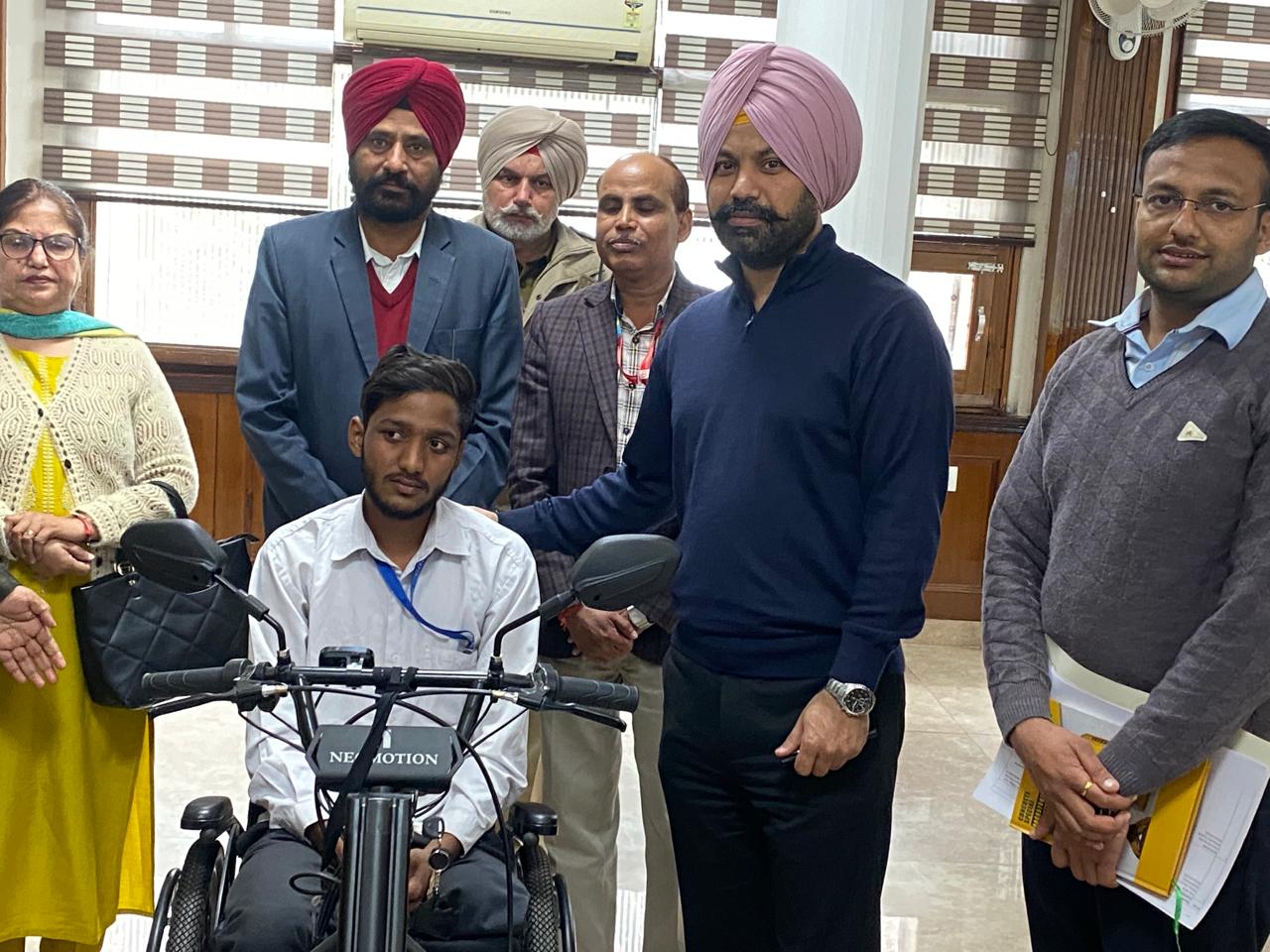 ਡਿਪਟੀ ਕਮਿਸ਼ਨਰ ਵੱਲੋਂ ਵਿਦਿਆਰਥੀ ਨੂੰ ਮੁਹੱਈਆ ਕਰਵਾਈ ਇਲੈਕਟ੍ਰੋਨਿਕ ਵੀਲ੍ਹ ਚੇਅਰ