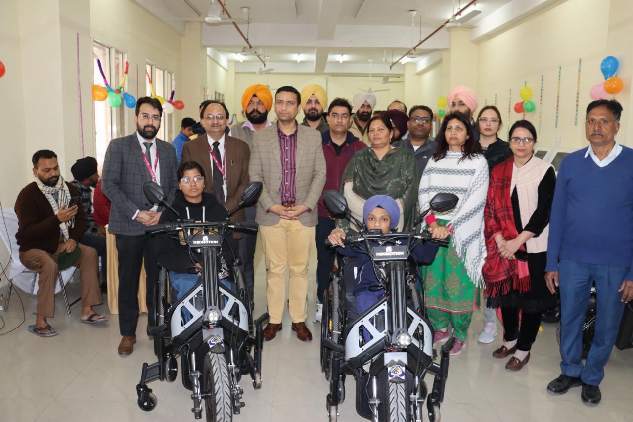 ਡਿਪਟੀ ਕਮਿਸ਼ਨਰ ਨੇ ਵਿਸ਼ੇਸ਼ ਲੋੜਾਂ ਵਾਲੇ ਬੱਚਿਆਂ ਨੂੰ ਤਕਸੀਮ ਕੀਤੀਆਂ ਇਲੈਕਟ੍ਰਿਕ ਵੀਲ੍ਹ ਚੇਅਰ