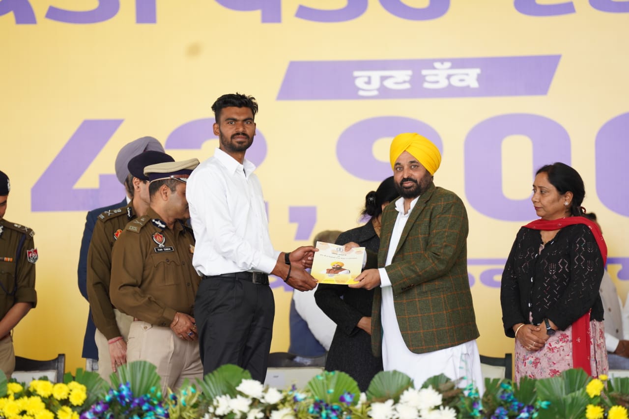 ਹੁਣ ਤੱਕ ਦੇ ਸਭ ਤੋਂ ਵੱਡੇ ਨਿਯੁਕਤੀ ਪੱਤਰ ਵੰਡ ਸਮਾਰੋਹ ਦੌਰਾਨ ਮੁੱਖ ਮੰਤਰੀ ਨੇ 2487 ਨੌਜਵਾਨਾਂ ਨੂੰ ਸਰਕਾਰੀ ਨੌਕਰੀ ਲਈ ਸੌਂਪੇ ਨਿਯੁਕਤੀ ਪੱਤਰ