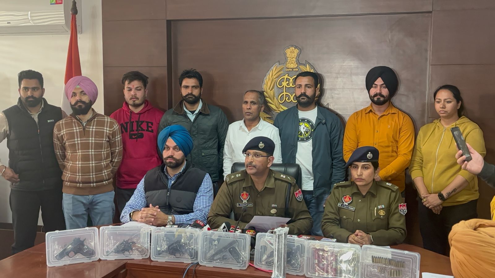 ਸੀ.ਪੀ.-67 ਮਾਲ ਮੋਹਾਲੀ ਦੇ ਸਾਹਮਣੇ ਸਾਹਮਣੇ ਵਾਰਦਾਤ ਕਰਨ ਵਾਲੇ ਇੰਟਰਸਟੇਟ ਗੈਂਗ ਦੇ 05 ਗੈਂਗਸਟਰਾ ਭਾਰੀ ਅਸਲੇ ਸਮੇਤ ਗਿ੍ਫਤਾਰ