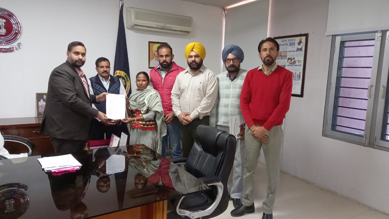 ਦਿੱਲੀ ਕਿਸਾਨ ਅੰਦੋਲਨ ਦੌਰਾਨ ਸ਼ਹੀਦ ਹੋਏ ਕਿਸਾਨ ਦੇ ਪਰਿਵਾਰ ਨੂੰ ਦਿੱਤਾ ਸਰਕਾਰੀ ਨੌਕਰੀ ਲਈ ਨਿਯੁਕਤੀ ਪੱਤਰ