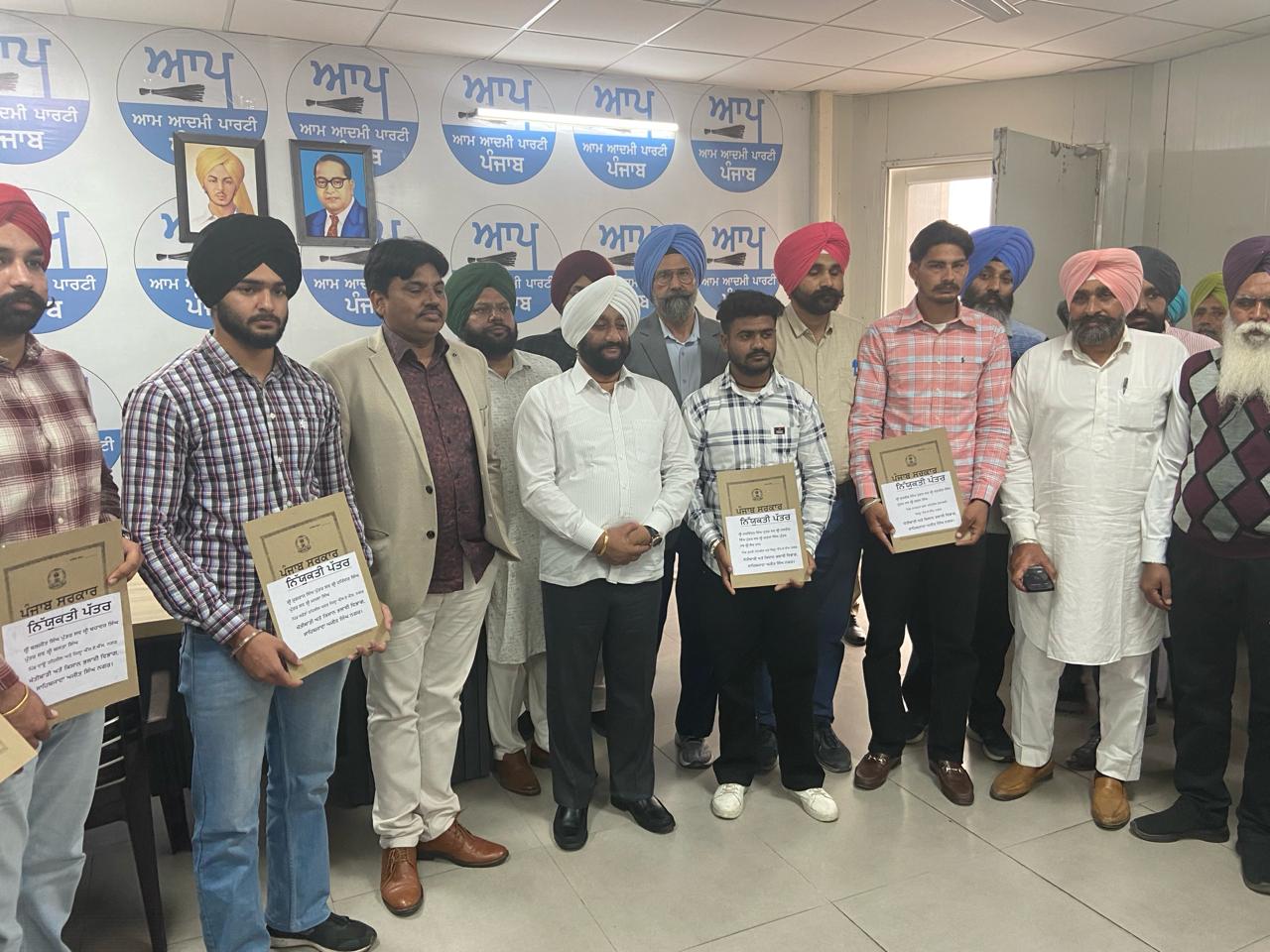 ਹਲਕਾ ਵਿਧਾਇਕ ਕੁਲਵੰਤ ਸਿੰਘ ਵੱਲੋਂ ਜ਼ਿਲ੍ਹੇ ਦੇ 5 ਕਿਸਾਨਾਂ ਦੇ ਪਰਿਵਾਰਾਂ ਨੂੰ ਖੇਤੀਬਾੜੀ ਵਿਭਾਗ ਵਿੱਚ ਨੌਕਰੀ ਸਬੰਧੀ ਨਿਯੁਕਤੀ ਪੱਤਰ ਸੌਂਪੇ ਗਏ