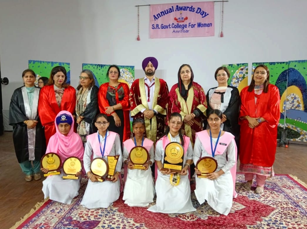 ਸਰੂਪ ਰਾਣੀ ਸਰਕਾਰੀ ਕਾਲਜ ਮਹਿਲਾ ਇਸਤਰੀਆਂ  ਵਿਖੇ ਵਿਦਿਆਰਥਣਾਂ ਨੂੰ ਵੰਡੇ ਸਲਾਨਾ ਪੁਰਸਕਾਰ