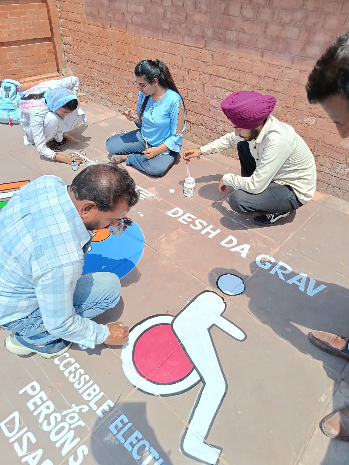 ਵੋਟ ਦਾ ਇਸਤੇਮਾਲ ਕਰਨ ਬਾਰੇ ਰੰਗੋਲੀਆਂ ਤਿਆਰ ਕੀਤੀਆਂ