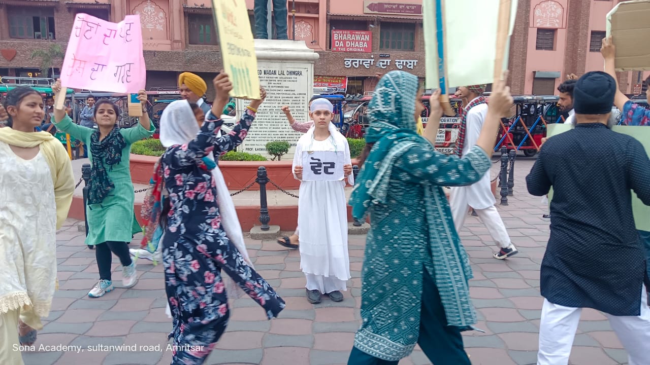 ਵੋਟਰ ਜਾਗਰੂਕਤਾ ਹੈਰੀਟੇਜ ਸਟਰੀਟ ਵਿਖੇ ਕੀਤਾ ਨੁੱਕੜ ਨਾਟਕ