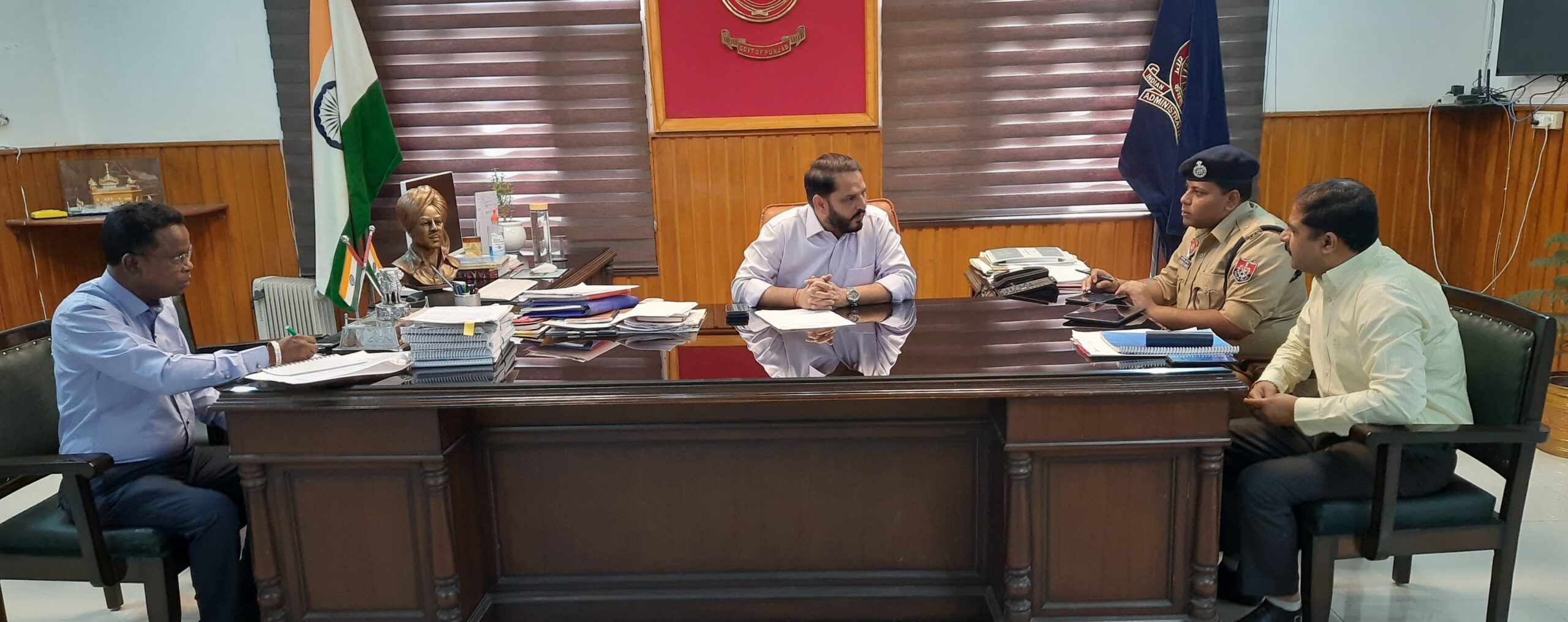ਜ਼ਿਲ੍ਹਾ ਚੋਣ ਅਫਸਰ ਵੱਲੋਂ ਚੋਣ ਅਮਲ ਦੌਰਾਨ ਨਸ਼ਿਆਂ ਅਤੇ ਗੈਰ ਕਾਨੂੰਨੀ ਸਰਾਬ ਆਦਿ ਦੇ ਵਰਤਾਰੇ ਨੂੰ ਰੋਕਣ ਲਈ ਪੁਲਿਸ ਤੇ ਐਕਸਾਇਜ਼ ਵਿਭਾਗ ਦੇ ਅਧਿਕਾਰੀਆਂ ਨਾਲ ਵਿਸ਼ੇਸ਼ ਮੀਟਿੰਗ
