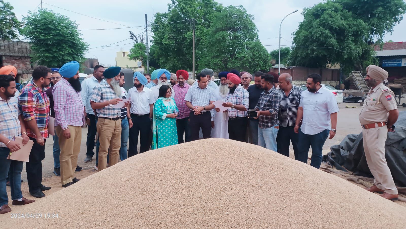 ਵਿਸ਼ੇਸ਼ ਪ੍ਰਮੁੱਖ ਸਕੱਤਰ  ਕਮਲ ਕਿਸ਼ੋਰ ਯਾਦਵ ਨੇ ਕੀਤਾ ਜਿਲੇ ਦੀਆਂ ਮੰਡੀਆਂ ਦਾ ਦੌਰਾ