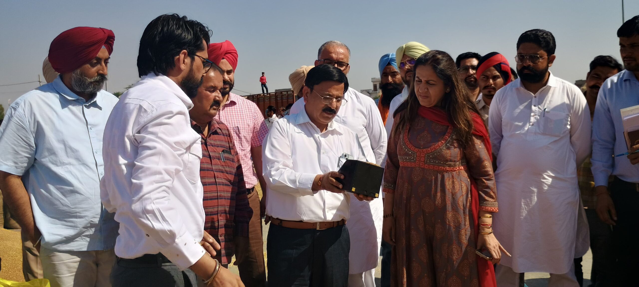 ਡਿਪਟੀ ਕਮਿਸ਼ਨਰ ਵੱਲੋਂ ਜਲਾਲਾਬਾਦ ਅਨਾਜ ਮੰਡੀ ਦਾ ਦੌਰਾ, ਲਿਫਟਿੰਗ ਨੇ ਫੜੀ ਰਫ਼ਤਾਰ