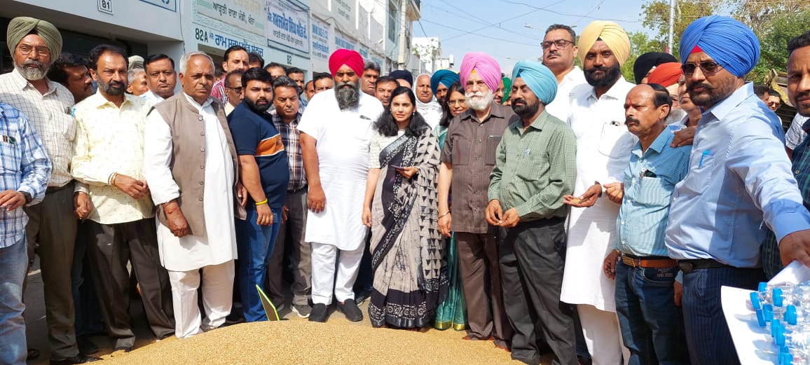 ਡਿਪਟੀ ਕਮਿਸ਼ਨਰ ਸਾਹਨੀ ਵੱਲੋਂ ਆੜ੍ਹਤੀਆਂ ਅਤੇ ਕਿਸਾਨਾਂ ਨੂੰ ਅਪੀਲ, ਮਜ਼ਦੂਰਾਂ ਅਤੇ ਪਿੰਡ ਵਾਸੀਆਂ ਨੂੰ ਵੋਟ ਪਾਉਣ ਲਈ ਕਰਨ ਪ੍ਰੇਰਿਤ