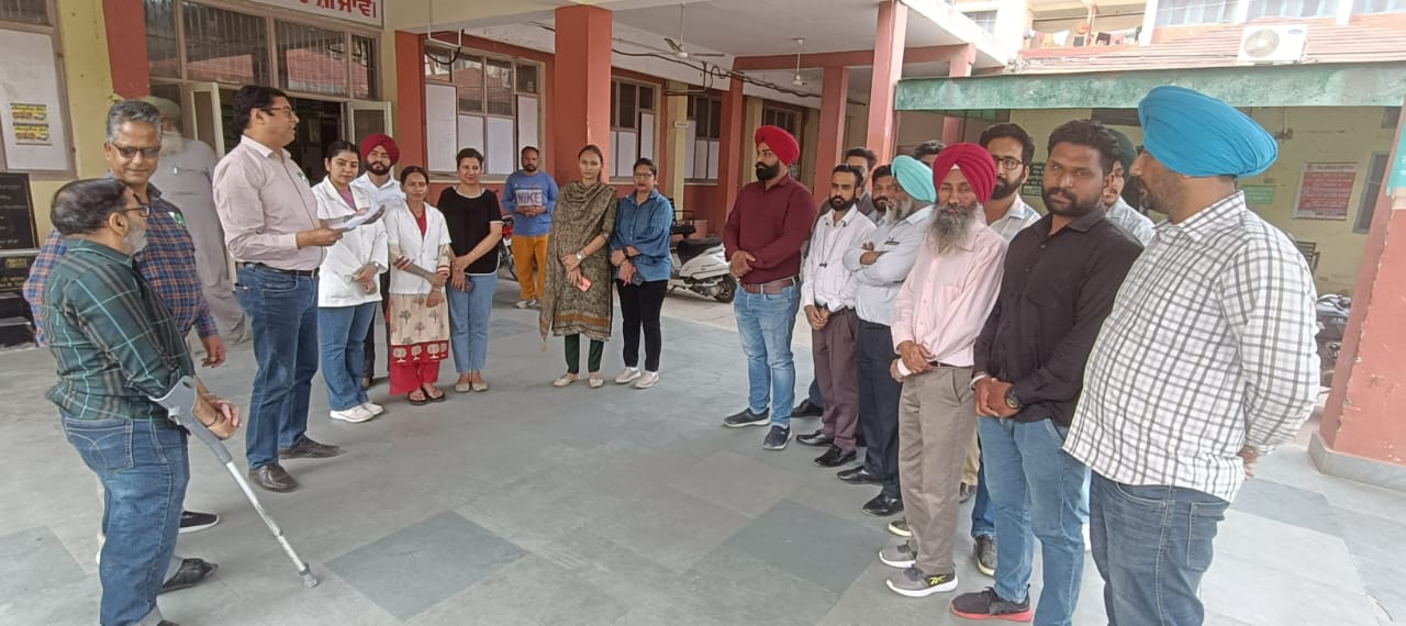 ਸਿਵਲ ਹਸਪਤਾਲ ਮੋਗਾ ਦੇ ਸਟਾਫ਼ ਨੂੰ ਵੋਟ ਦੀ ਮਹੱਤਤਾ ਬਾਰੇ ਕੀਤਾ ਜਾਗਰੂਕ