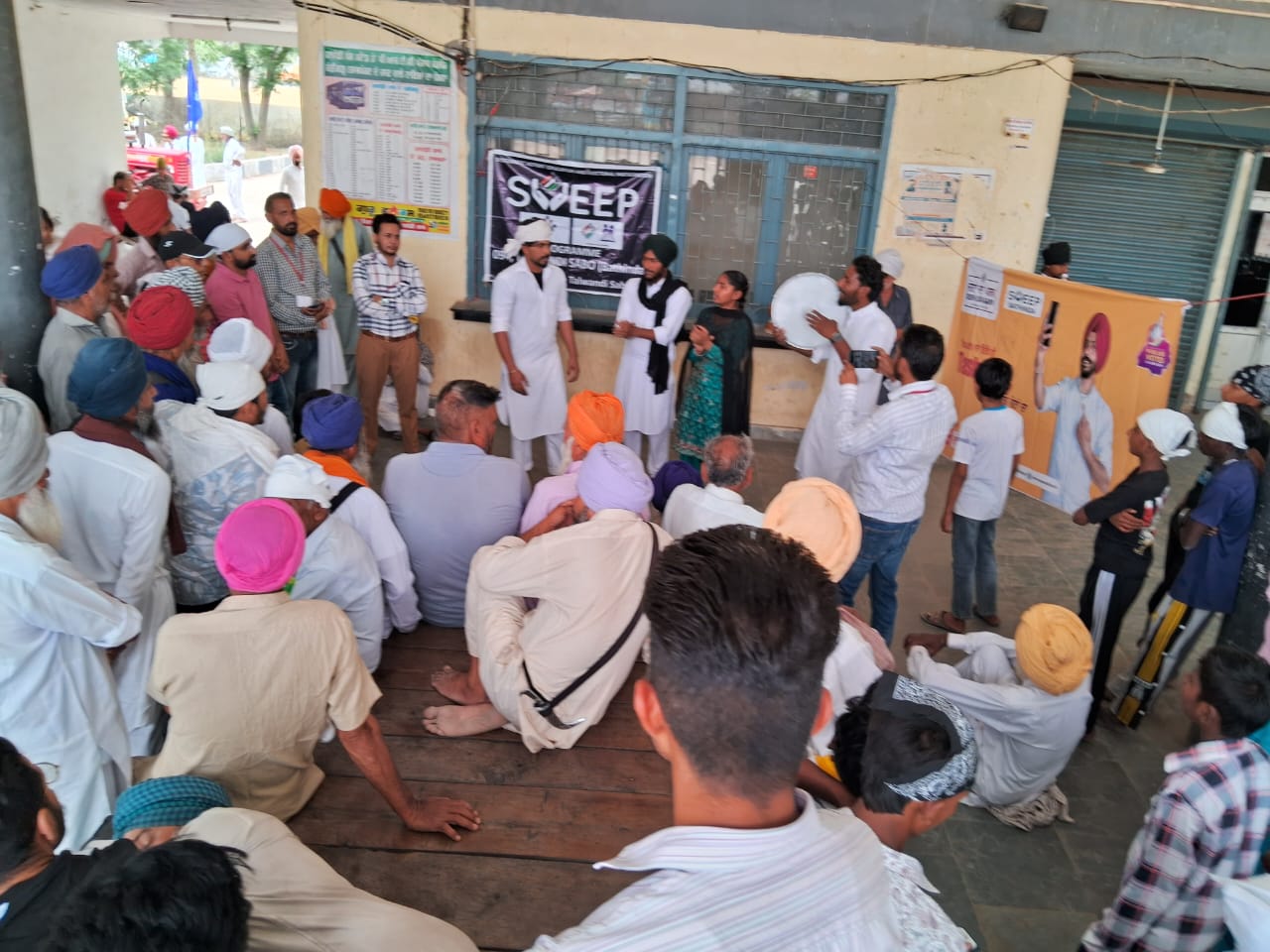 18 ਸਾਲ ਦੀ ਉਮਰ ਪੂਰੀ ਕਰ ਚੁੱਕੇ ਨੌਜਵਾਨਾਂ ਨੂੰ ਵੋਟਾਂ ਬਣਾਉਣ ਲਈ ਕੀਤਾ ਪ੍ਰੇਰਿਤ