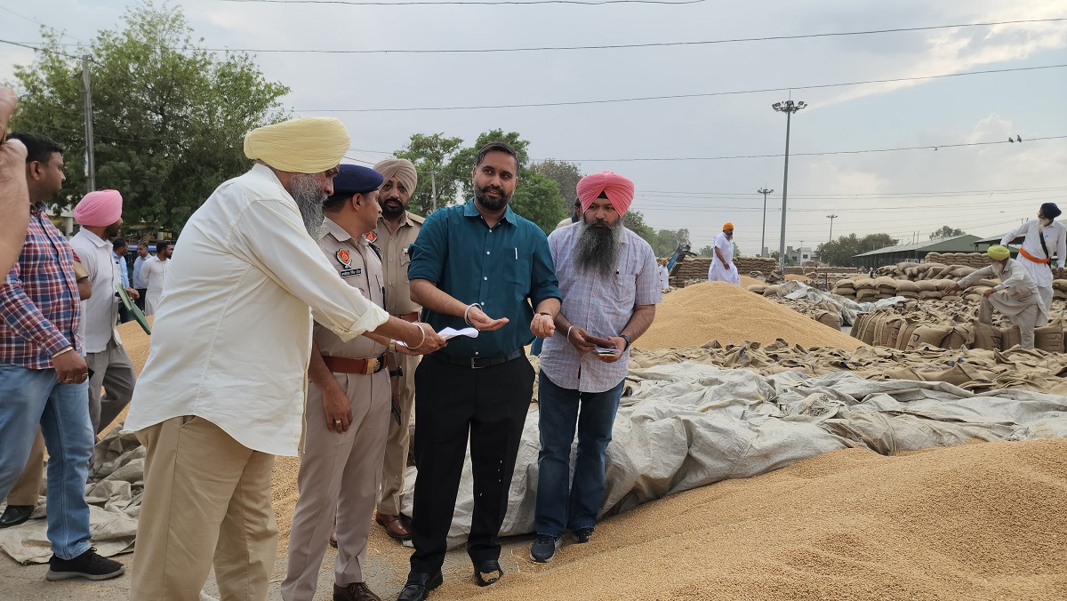 ਡਿਪਟੀ ਕਮਿਸ਼ਨਰ ਅਤੇ ਐਸ ਐਸ ਪੀ ਵੱਲੋਂ ਕਣਕ ਮੰਡੀਆਂ ਦਾ ਦੌਰਾ