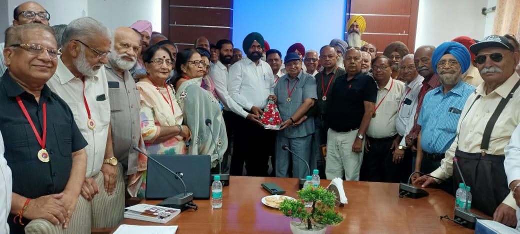 ਪ੍ਰਸ਼ਾਸ਼ਨ ਵੱਲੋਂ ਪੋਲ ਫ਼ੀਸਦੀ ਵਧਾਉਣ ਲਈ ”ਸੀਨੀਅਰ ਸਿਟੀਜ਼ਨ ਮਿਲਣੀ” ਪ੍ਰੋਗਰਾਮ ਆਯੋਜਿਤ