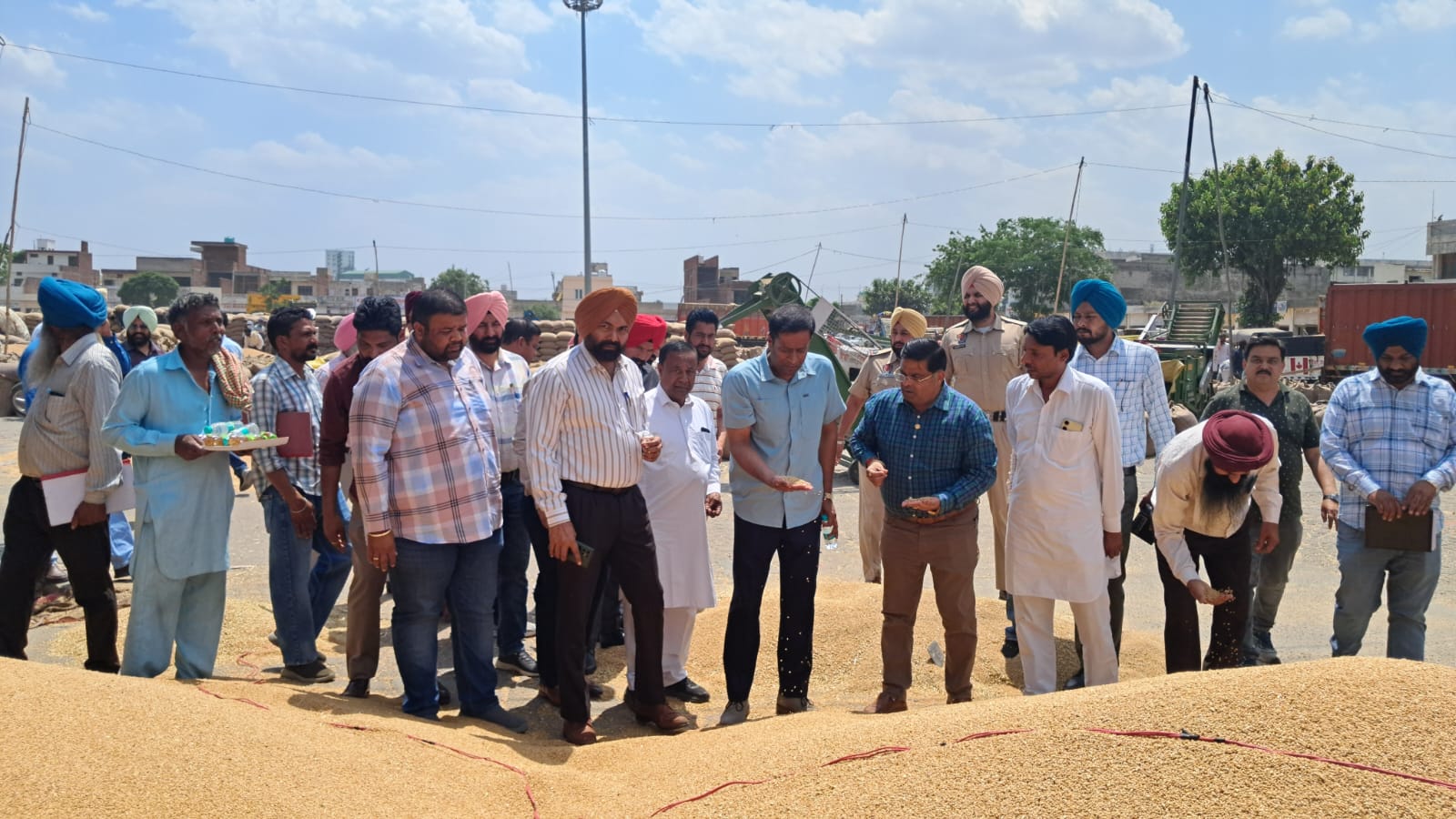 ਮਾਰਕਫੈੱਡ ਪੰਜਾਬ ਦੇ ਮੈਨੇਜਿੰਗ ਡਾਇਰੈਕਟਰ ਗਿਰੀਸ਼ ਦਿਆਲਨ ਵੱਲੋਂ ਦਾਣਾ ਮੰਡੀ ਮੋਗਾ ਵਿੱਚ ਖ੍ਰੀਦ ਪ੍ਰਬੰਧਾਂ ਦੀ ਸਮੀਖਿਆ