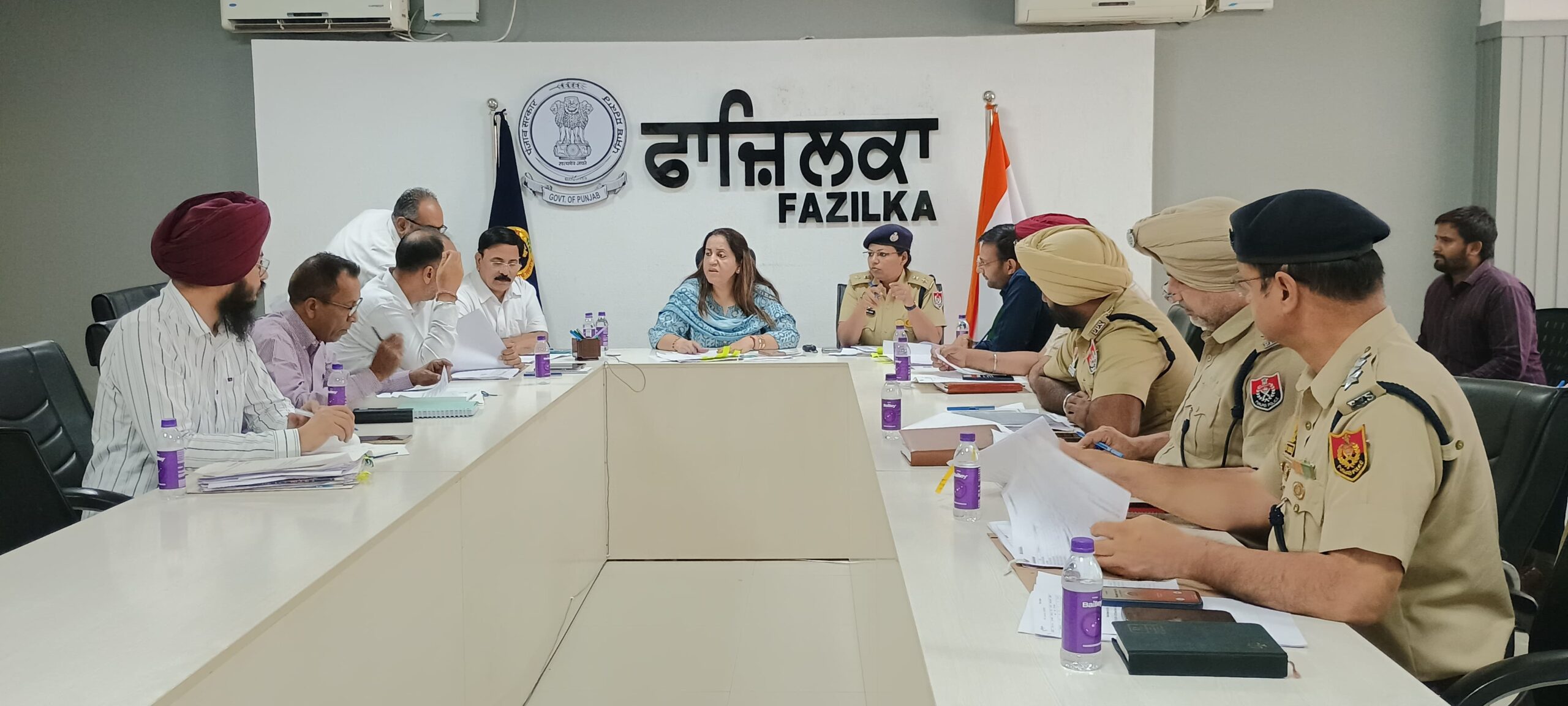 ਲੋਕ ਸਭਾ ਚੋਣਾਂ ਦੌਰਾਨ ਸੁਰੱਖਿਆ ਪ੍ਰਬੰਧਾਂ ਅਤੇ ਗਰਮੀ ਦੇ ਪ੍ਰਭਾਵ ਤੋਂ ਮਤਦਾਤਾਵਾਂ ਨੂੰ ਬਚਾਉਣ ਲਈ ਬੈਠਕ