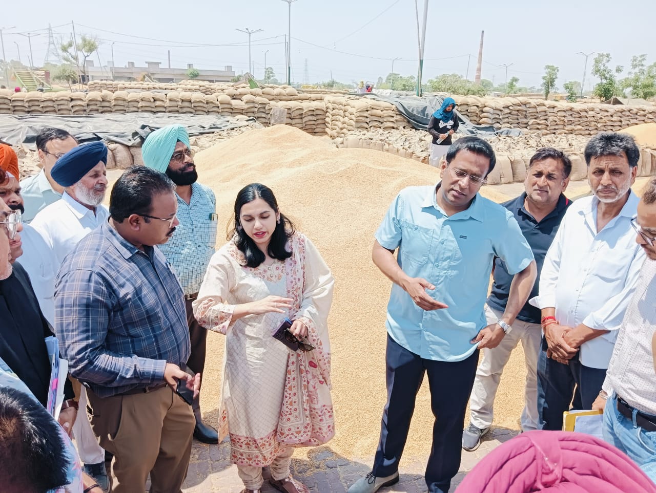ਮਾਰਕਫੈੱਡ ਦੇ ਐਮ.ਡੀ. ਨੇ ਨਿਰਵਿਘਨ ਖਰੀਦ ਕਾਰਜਾਂ ਨੂੰ ਯਕੀਨੀ ਬਣਾਉਣ ਲਈ ਸਬੰਧਤ ਡਿਪਟੀ ਕਮਿਸ਼ਨਰਾਂ ਦੇ ਨਾਲ ਲੁਧਿਆਣਾ, ਮੋਗਾ ਅਤੇ ਫਿਰੋਜ਼ਪੁਰ ਦੀਆਂ ਮੰਡੀਆਂ ਦਾ ਕੀਤਾ ਦੌਰਾ