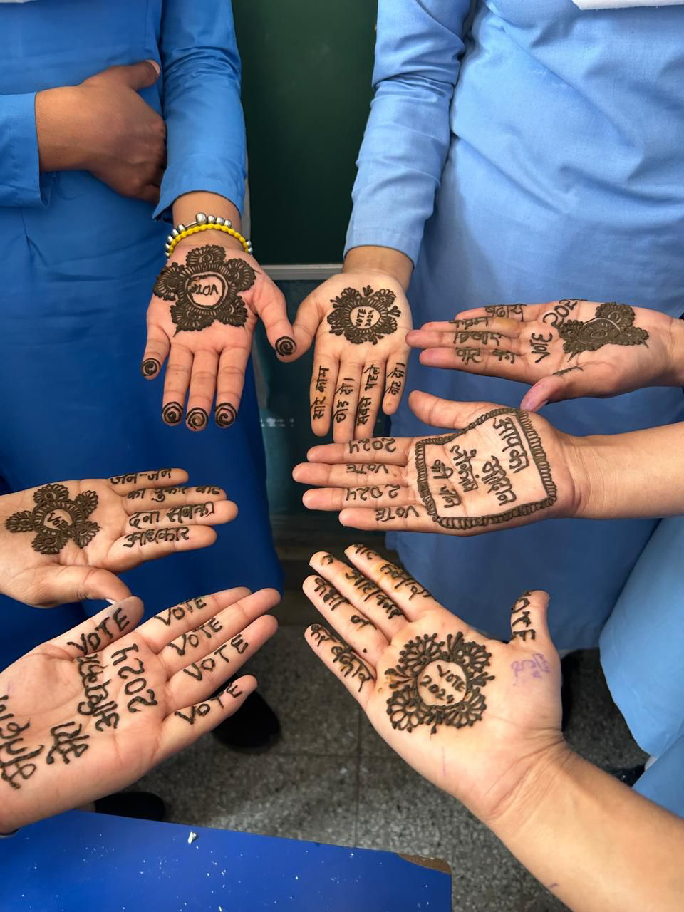 ਲੋਕ ਸਭਾ ਚੋਣਾਂ-2024 ਸਾਹਿਬਜ਼ਾਦਾ ਅਜੀਤ ਸਿੰਘ ਨਗਰ ਦੀਆਂ ਧੀਆਂ ਦੇ ਰਹੀਆਂ ਵੋਟ ਦਾ ਸੁਨੇਹਾ ‘ਮਾਪੇ ਬਜ਼ੁਰਗ ਨੌਜਵਾਨ, ਵੋਟ ਪਾਉਣ ਸਾਰੇ ਜਾਣ’