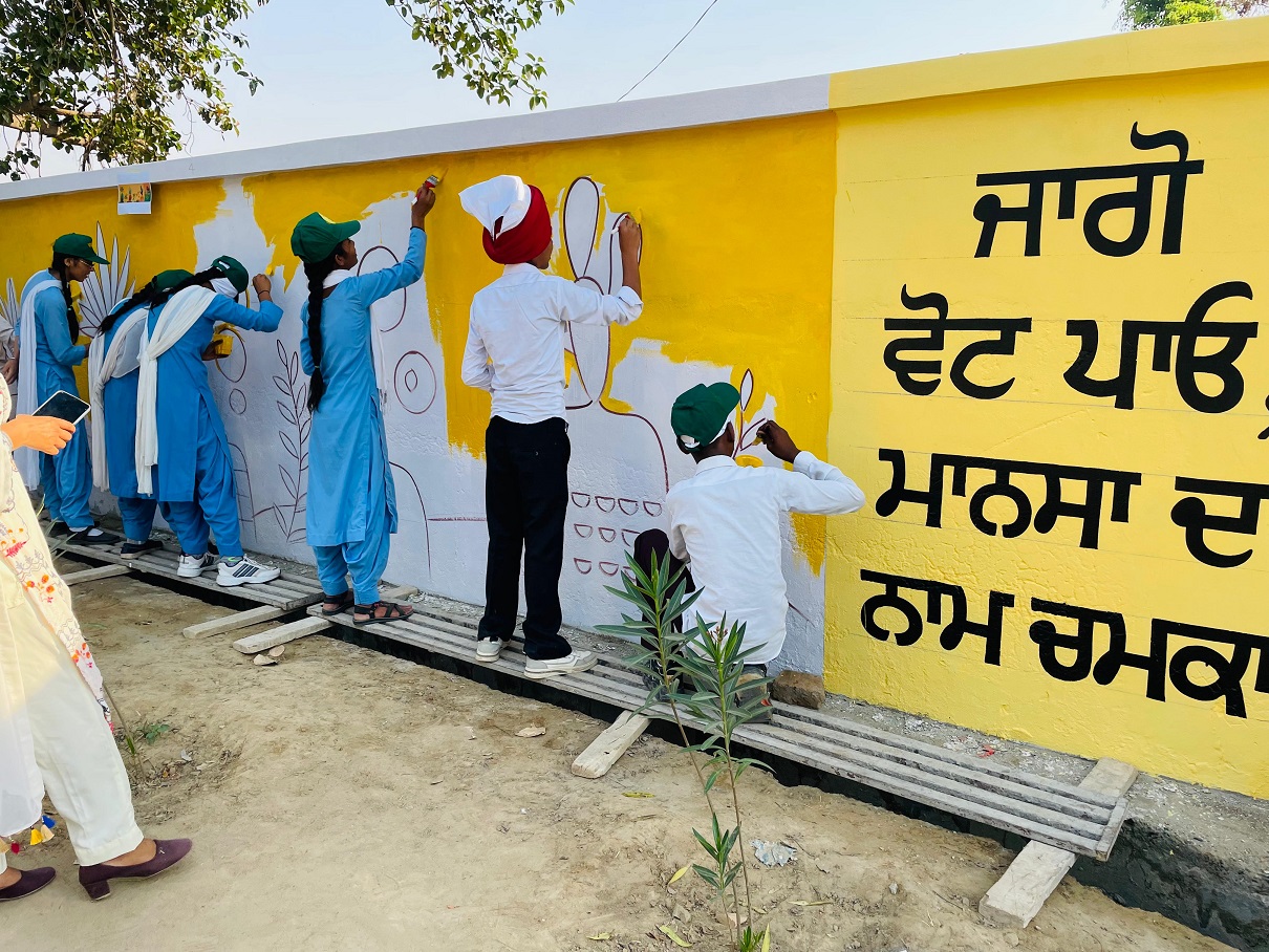 ਵੋਟਰ ਜਾਗਰੂਕਤਾ ਮੁਹਿੰਮ ਸਵੀਪ ਤਹਿਤ ਕੋਟ ਧਰਮੂ ਵਿਖੇ ਵਾਲ ਪੇਂਟਿੰਗ ਮੁਕਾਬਲੇ ਹੋਏ