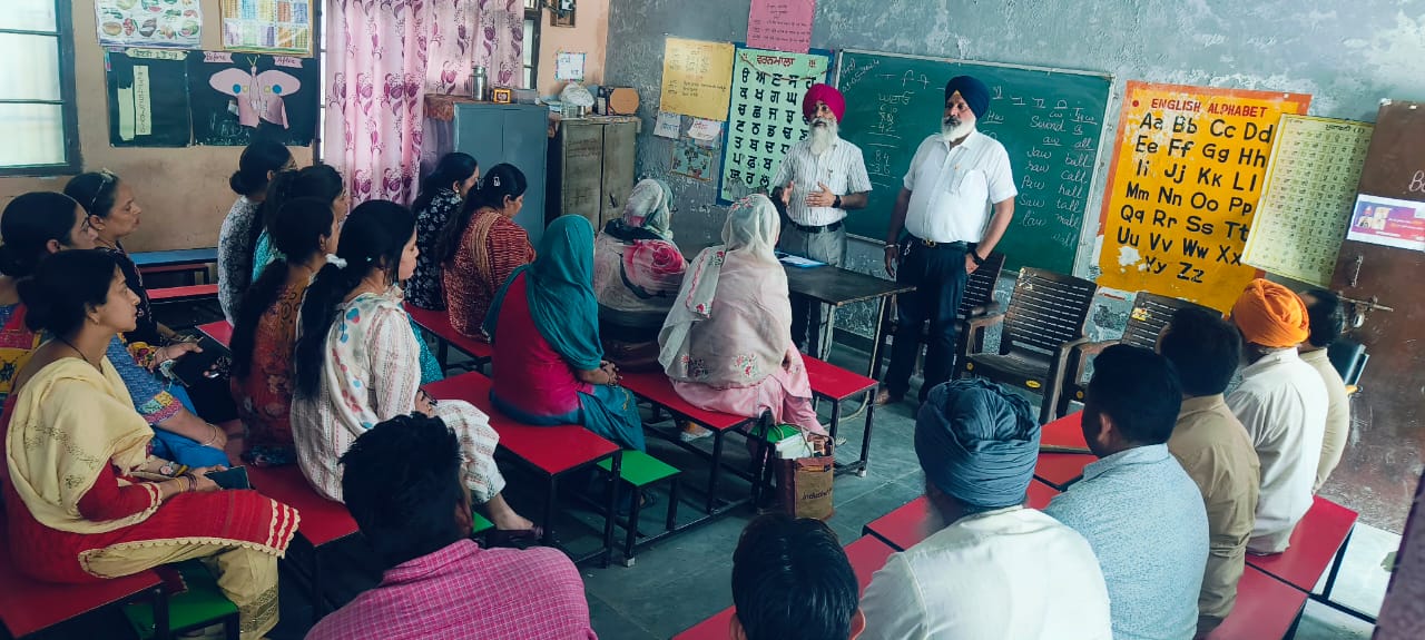 ਲੋਕਾਂ ਨੂੰ ਸਵੀਪ ਗਤੀਵਿਧੀਆਂ ਤਹਿਤ ਮੋਬਾਇਲ ਵਿੱਚ ਵੋਟਰ ਹੈਲਪਲਾਈਨ ਐਪ ਬਾਰੇ ਕੀਤਾ ਜਾਗਰੂਕ