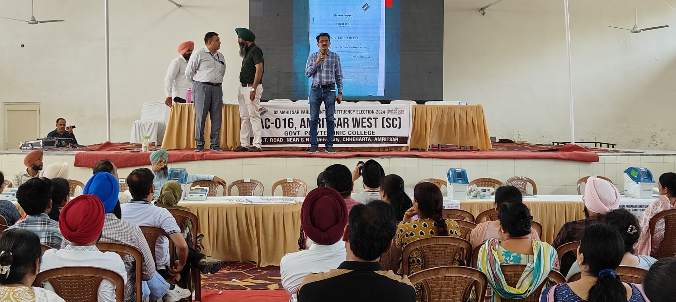 ਚੋਣ ਰਿਹਰਸਲ ਕੇਂਦਰਾਂ ਤੇ ਕਰਮਚਾਰੀਆਂ ਨੂੰ ਕੀਤਾ ਗਿਆ ਜਾਗਰੂਕ