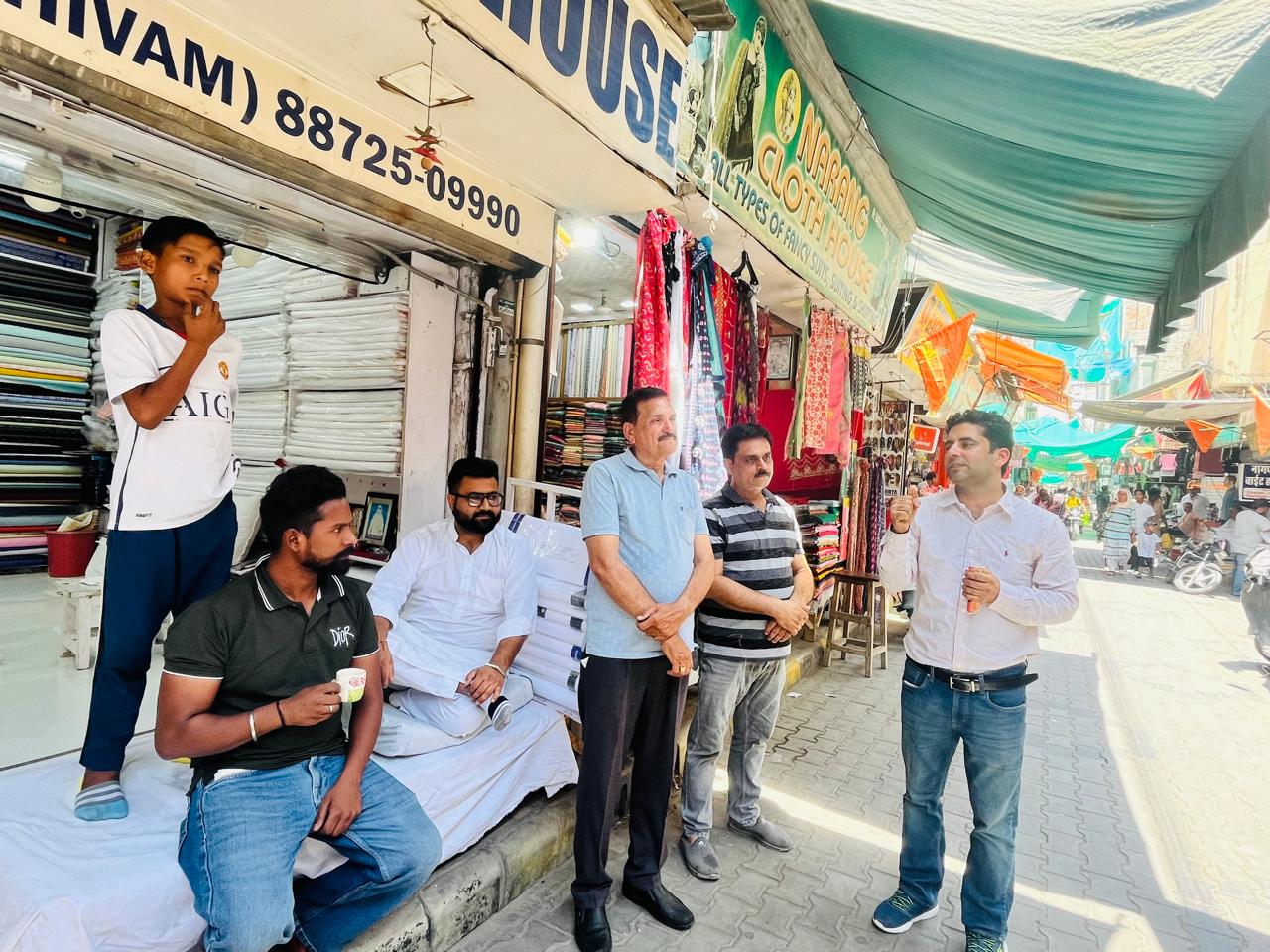 ਸਵੀਪ ਟੀਮ ਅਬੋਹਰ ਵੱਲੋਂ ਅਬੋਹਰ ਦੇ ਮੇਨ ਬਾਜ਼ਾਰ ਗਲੀ ਨੰ. 11 ਅਤੇ 12 ਵਿੱਚ ਲੋਕਾਂ ਨੂੰ ਵੋਟਾਂ ਦੀ ਮਹੱਤਤਾ ਬਾਰੇ ਕੀਤਾ ਗਿਆ ਜਾਗਰੂਕ