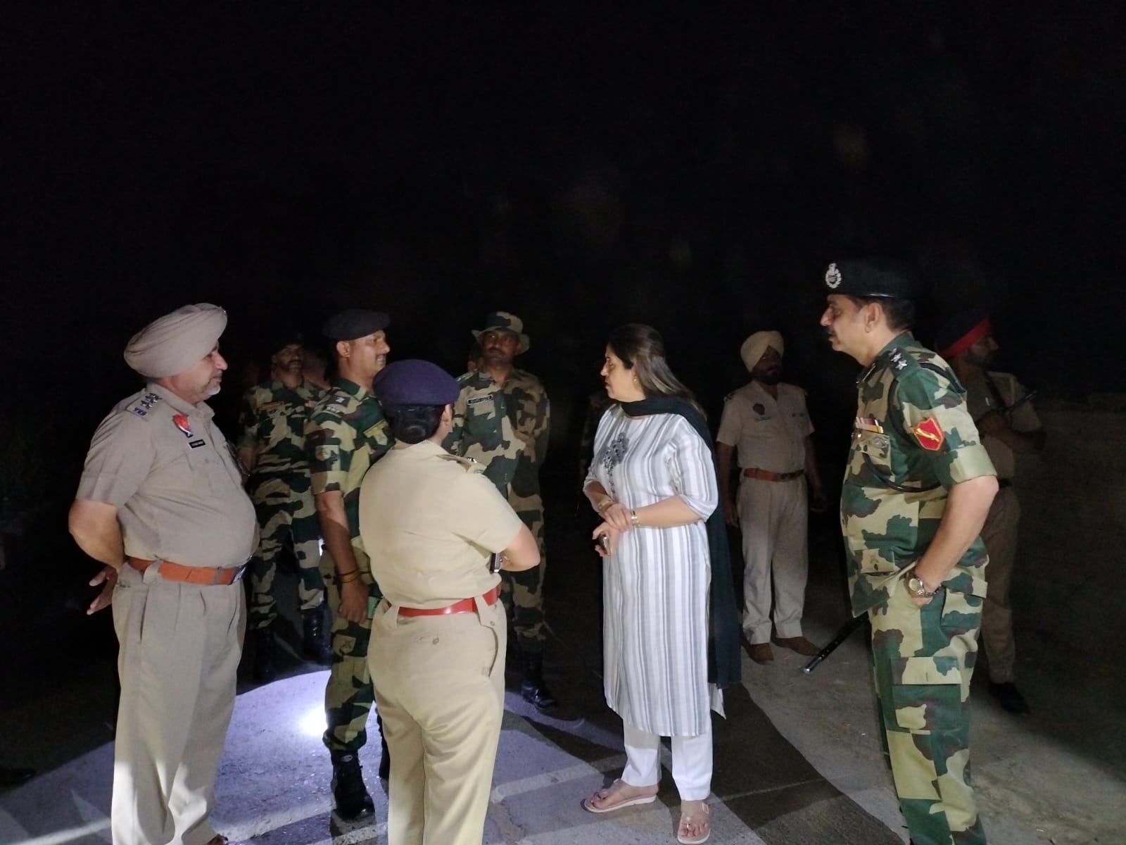 ਡੀਸੀ ਅਤੇ ਐਸਐਸਪੀ ਵੱਲੋਂ ਅੰਤਰਰਾਸ਼ਟਰੀ ਸਰਹੱਦ ਤੇ ਦੂਰੀ ਕਤਾਰ ਦੇ ਬੀਐਸਐਫ ਤੇ ਪੁਲਿਸ ਨਾਕਿਆਂ ਦਾ ਰਾਤ ਨੂੰ ਔਚਕ ਨੀਰਿਖਣ