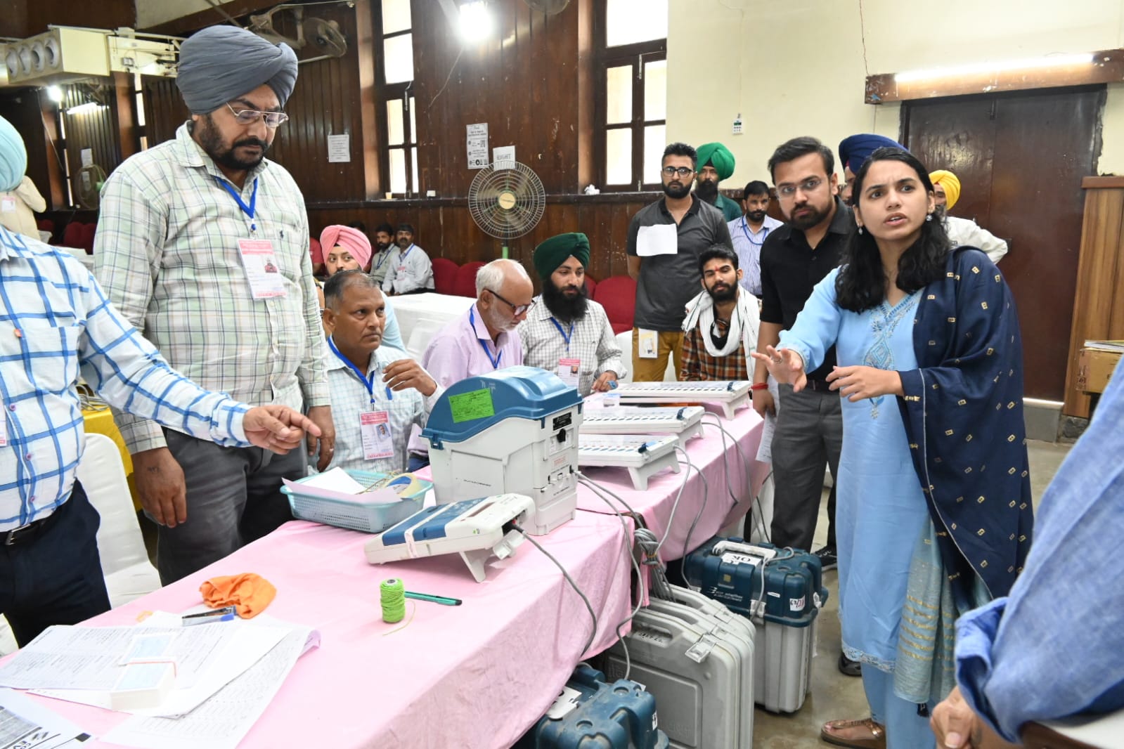 ਜ਼ਿਲ੍ਹਾ ਚੋਣ ਅਫ਼ਸਰ ਸਾਕਸ਼ੀ ਸਾਹਨੀ ਵੱਲੋਂ ਈ.ਵੀ.ਐਮਜ਼ ਦੀ ਕਾਰਜਸ਼ੀਲਤਾ ਦਾ ਮੁਆਇਨਾ