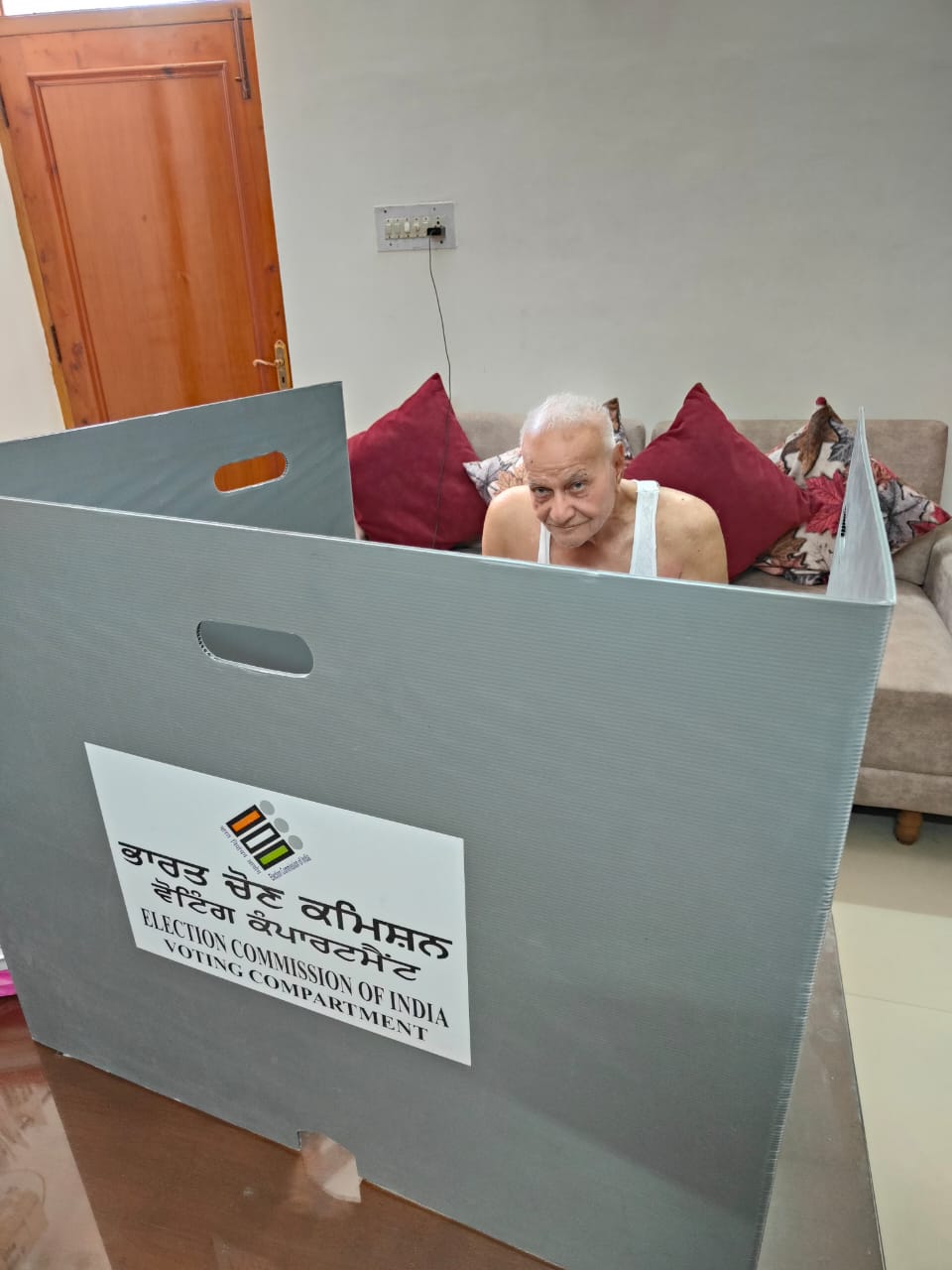 ਚੋਣ ਕਮਿਸ਼ਨ ਦਾ ਬਜ਼ੁਰਗ ਅਤੇ ਦਿਵਿਆਂਗ ਵੋਟਰਾਂ ਦੇ ਘਰਾਂ ਤੱਕ ਪਹੁੰਚ ਕਰਕੇ ਵੋਟ ਪਵਾਉਣ ਦਾ ਸ਼ਲਾਘਾਯੋਗ ਕਦਮ
