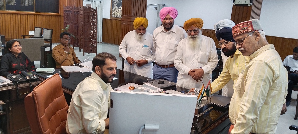 ਵੋਟਿੰਗ ਮਸ਼ੀਨਾਂ ਦੀ ਪਹਿਲੀ ਰੈਂਡੇਮਾਇਜੇਸ਼ਨ ਜ਼ਿਲ੍ਹਾ ਚੋਣ ਅਫ਼ਸਰ ਦੀ ਨਿਗਰਾਨੀ ਵਿਚ ਹੋਈ