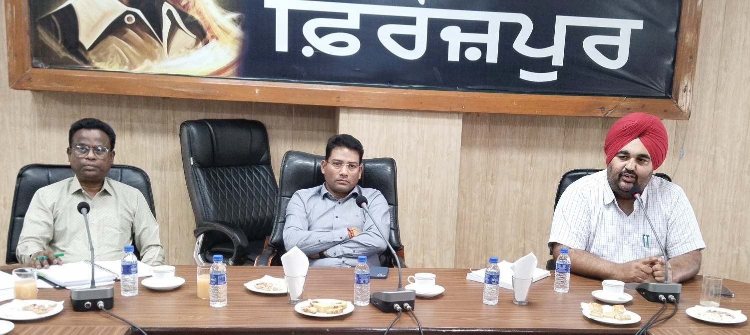 ਖਰਚਾ ਨਿਗਰਾਨ ਵੱਲੋਂ ਸਮੂਹ ਸਹਾਇਕ ਖਰਚਾ ਅਬਜ਼ਰਵਰਜ਼, ਜ਼ਿਲ੍ਹਾ ਖਰਚਾ ਮਾਨੀਟਰਿੰਗ ਸੈੱਲ ਦੇ ਅਧਿਕਾਰੀਆਂ ਨਾਲ ਮੀਟਿੰਗ