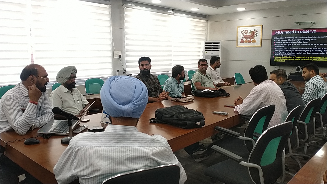 ਲੋਕ ਸਭਾ ਚੋਣਾਂ ਦੇ ਮੱਦੇਨਜ਼ਰ ਮਾਈਕਰੋ ਆਬਜ਼ਰਵਰਾਂ ਦਾ ਸਿਖਲਾਈ ਸੈਸ਼ਨ ਕਰਵਾਇਆ