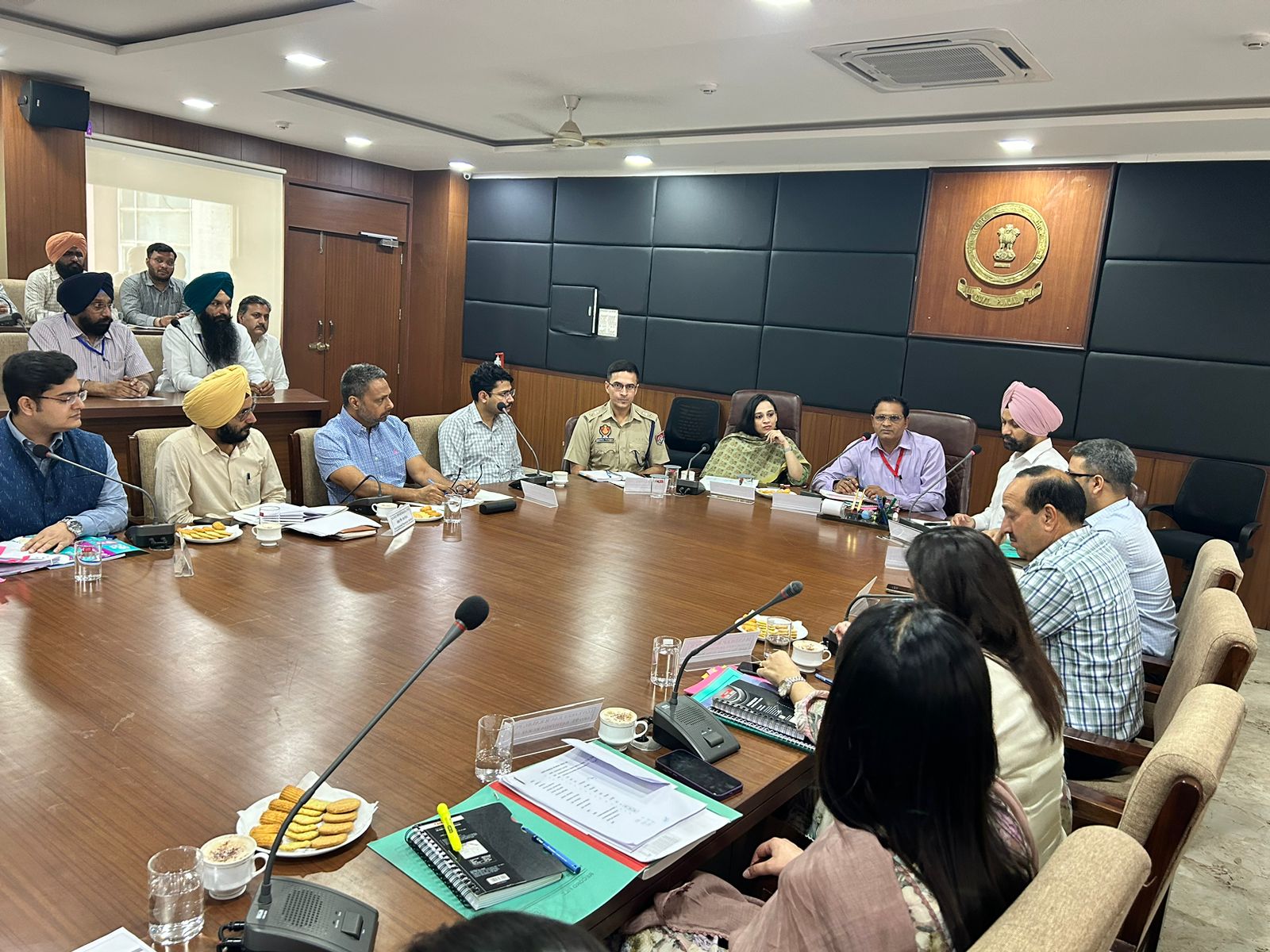 ਜ਼ਿਲ੍ਹਾ ਚੋਣ ਅਫਸਰ ਕੋਲੋਂ ਸਮੁੱਚੀ ਚੋਣ ਪ੍ਰਕਿਰਿਆਂ ਬਾਰੇ ਖਰਚਾ ਨਿਗਰਾਨ ਅਧਿਕਾਰੀਆਂ ਨੇ ਬਾਰੀਕੀ ਨਾਲ ਹਾਸਲ ਕੀਤੀ ਜਾਣਕਾਰੀ