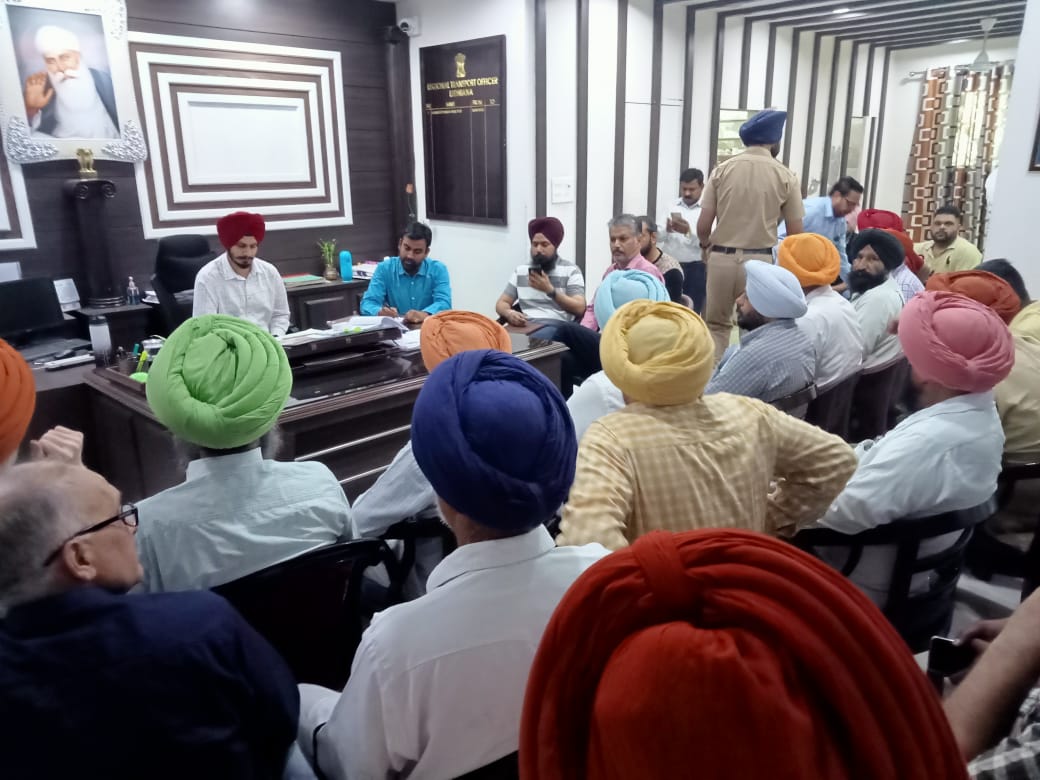 ਆਰ.ਟੀ.ਓ ਵੱਲੋਂ ਪੋਲ ਸਟਾਫ ਦੀ ਆਵਾਜਾਈ ਪ੍ਰਬੰਧਨ ਲਈ ਟਰਾਂਸਪੋਰਟਰਾਂ ਨਾਲ ਮੀਟਿੰਗ