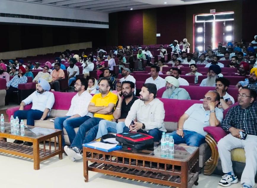 ਸਮੂਹ ਸੈਕਟਰ ਅਫ਼ਸਰ ਅਤੇ ਬੀ.ਐਲ.ਓਜ ਦੀ ਈ.ਵੀ.ਐਮ. ਤੇ ਪੋਲ ਪਰਸੋਨਲ ਸਬੰਧੀ ਟ੍ਰੇਨਿੰਗ