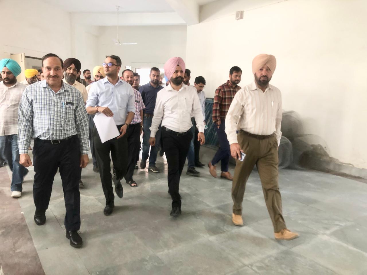 ਜ਼ਿਲ੍ਹਾ ਚੋਣ ਅਫਸਰ ਨੇ ਕਾਊਟਿੰਗ ਸੈਂਟਰਾਂ ਤੇ ਸਟਰਾਂਗ ਰੂਮਾਂ ਦਾ ਦੌਰਾ ਕਰਕੇ ਲਿਆ ਜਾਇਜ਼ਾ  ਅਧਿਕਾਰੀਆਂ ਨੂੰ ਦਿੱਤੇ ਲੋੜੀਦੇ ਦਿਸ਼ਾ-ਨਿਰਦੇਸ਼