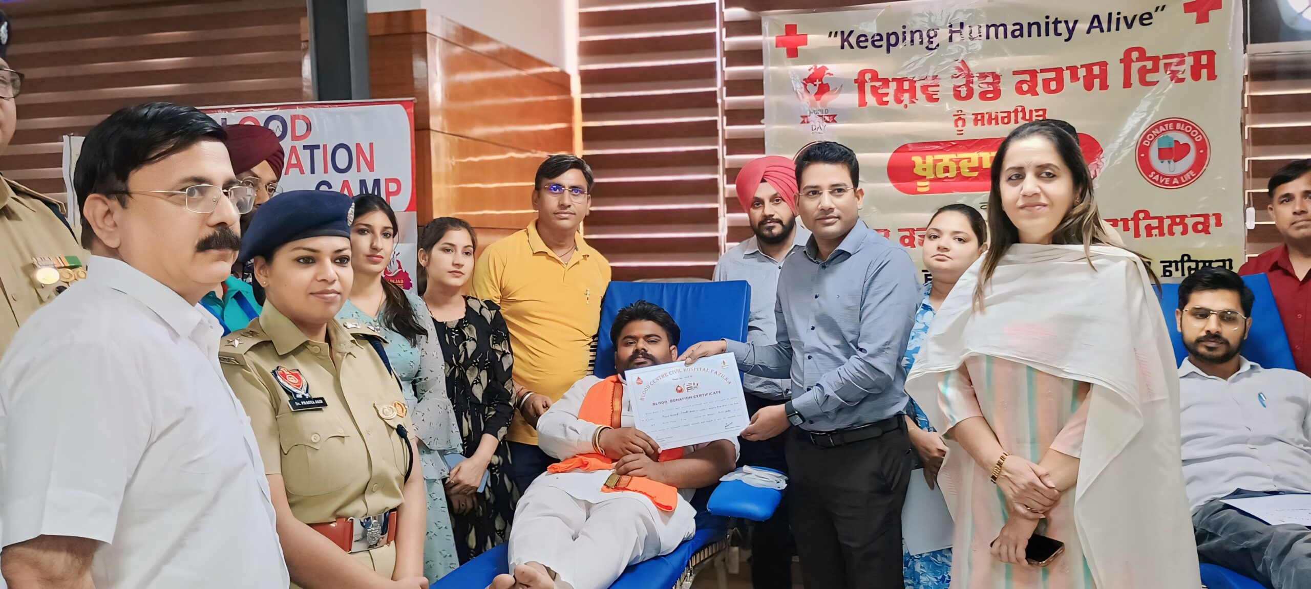 ਲੋਕ ਸਭਾ ਚੋਣਾਂ ਵਿਚ ਮਤਦਾਨ ਦੇ ਸੁਨੇਹੇ ਨਾਲ ਵਿਸ਼ਵ ਰੈੱਡ ਕਰਾਸ ਦਿਵਸ ਮੌਕੇ ਤੇ ਜ਼ਿਲ੍ਹਾ ਪ੍ਰਬੰਧਕੀ ਕੰਪਲੈਕਸ ਫਾਜ਼ਿਲਕਾ ਵਿਖੇ ਲਗਾਇਆ ਗਿਆ ਖੂਨਦਾਨ ਕੈਂਪ