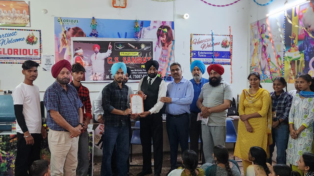ਜਿਲ੍ਹਾ ਸਵੀਪ ਟੀਮ ਮੋਗਾ ਵੱਲੋਂ ਜਾਦੂਗਰ ਜੀ.ਐਸ. ਸਮਰਾਟ ਦੇ ਮੈਜਿਕ ਸ਼ੋ ਰਾਹੀਂ ਵੋਟਰ ਜਾਗਰੂਕਤਾ