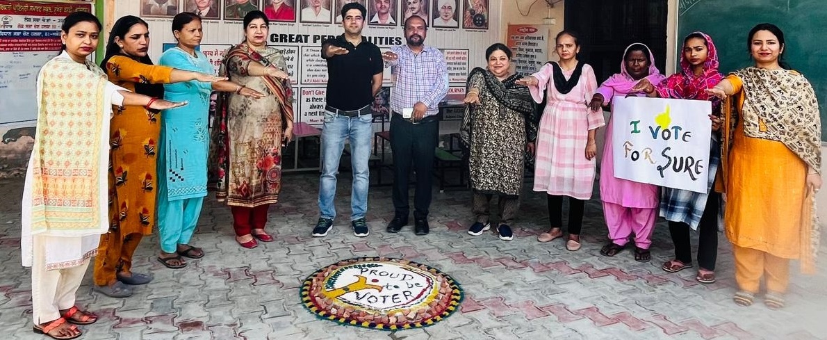 ਟੀਮ ਸਵੀਪ ਅਬੋਹਰ ਦੁਆਰਾ ਸਰਕਾਰੀ ਸਮਾਰਟ ਸਕੂਲ ਸੁਖੇਰਾ ਬਸਤੀ ਅਤੇ ਫਲਾਵਰ ਵੈਲੀ ਸਕੂਲ ਅਬੋਹਰ ਵਿੱਚ ਚਲਾਇਆ ਗਿਆ ਵੋਟਰ ਜਾਗਰੂਕਤਾ ਅਤੇ ਵੋਟਰ ਪ੍ਰਣ ਅਭਿਆਨ