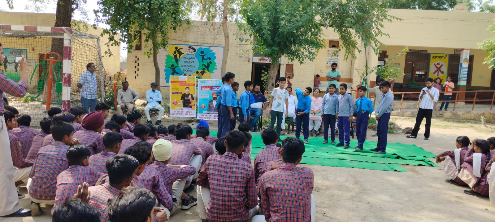 ਹਾਈ ਸਕੂਲ ਆਲਮਗੜ੍ਹ ਦੇ ਬੱਚਿਆਂ ਨੇ ਨੁੱਕੜ ਨਾਟਕ ਦੀ ਪੇਸ਼ਕਾਰੀ ਰਾਹੀਂ  ਨੌਜਵਾਨ ਵੋਟਰਾਂ ਅਤੇ ਮਾਪਿਆਂ ਨੂੰ ਵੋਟ ਦੀ ਮਹੱਤਤਾ ਪ੍ਰਤੀ ਕੀਤਾ ਜਾਗਰੂਕ